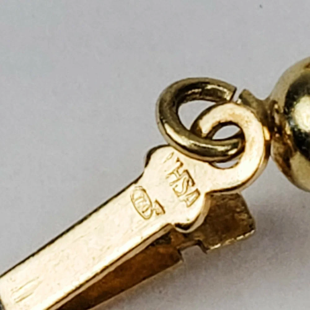 Single Strand Pearl Necklace with 18KT Yellow Gold Clasp Very Pretty 17.5 Inches